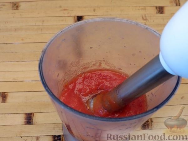 Куриные тефтели с кабачками, тушенные в томатном соусе