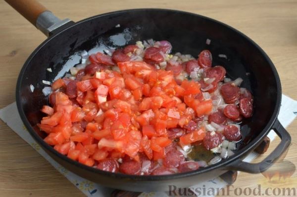 Макароны с копчёными колбасками в томатно-сливочном соусе