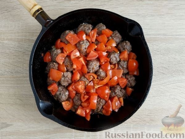 Мясные фрикадельки в томатном соусе, запечённые с моцареллой