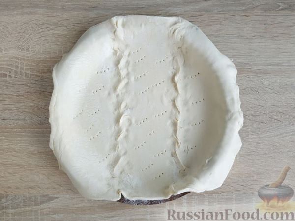 Открытый пирог из слоёного теста с кабачками и сыром