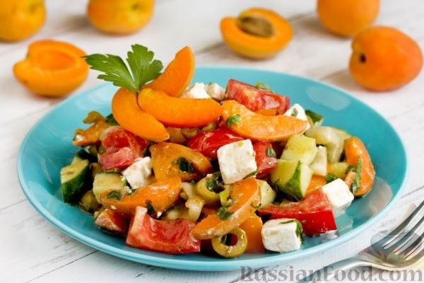 Овощной салат с абрикосами, сыром фета и оливками