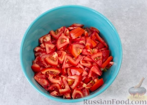Салат из запечённых кабачков с помидорами и луком
