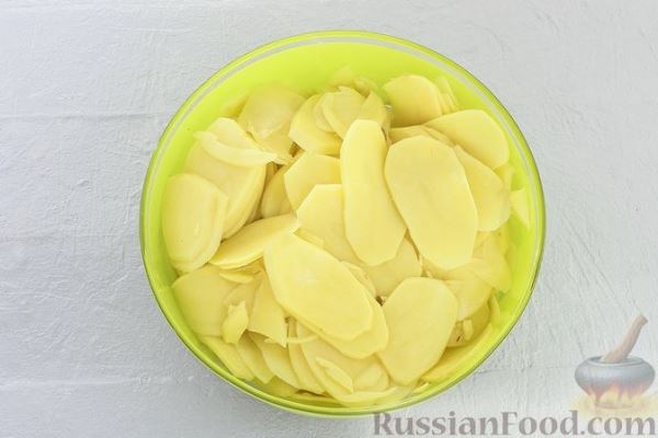 Картофельная запеканка с фаршем и соусом бешамель