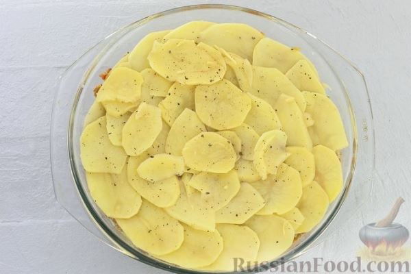 Картофельная запеканка с фаршем и соусом бешамель