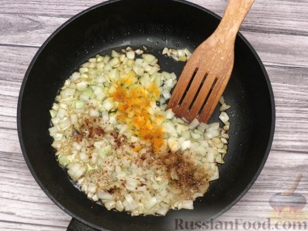 Куриные голени с рисом и консервированной фасолью (на сковороде)