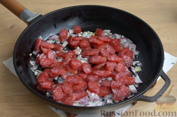 Макароны с копчёными колбасками в томатно-сливочном соусе