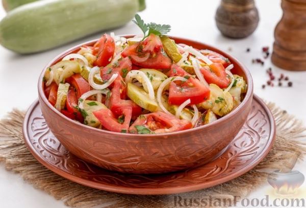 Салат из запечённых кабачков с помидорами и луком